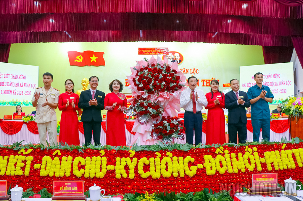 Đồng chí Phan Đình Trạc, Ủy viên Bộ Chính trị, Bí thư Trung ương Đảng, Trưởng Ban Nội chính Trung ương tặng Hoa chúc mừng Đại hội