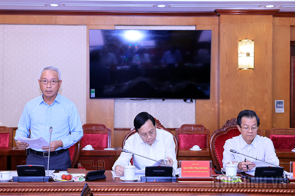 Đồng chí Nguyễn Quốc Vinh, Vụ trưởng Vụ Cơ quan nội chính báo cáo công tác nội chính tháng 7 