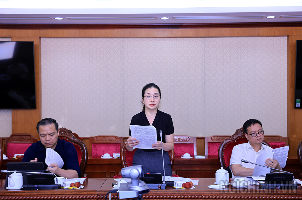 Đồng chí Trần Thị Hằng, Vụ trưởng Vụ Cải cách tư pháp báo cáo công tác cải cách tư pháp