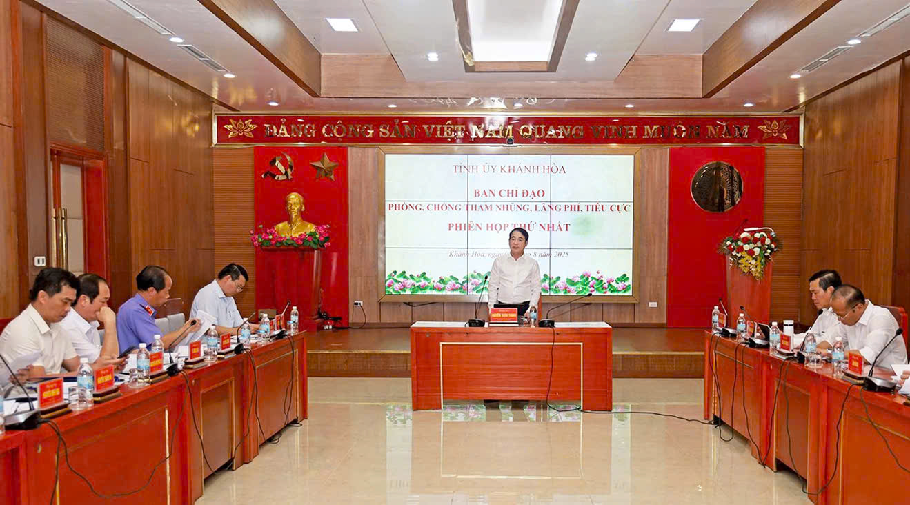 Đồng chí Nghiêm Xuân Thành, Bí thư Tỉnh ủy, Trưởng Ban Chỉ đạo phòng, chống tham nhũng, lãng phí, tiêu cực phát biểu kết luận Phiên họp