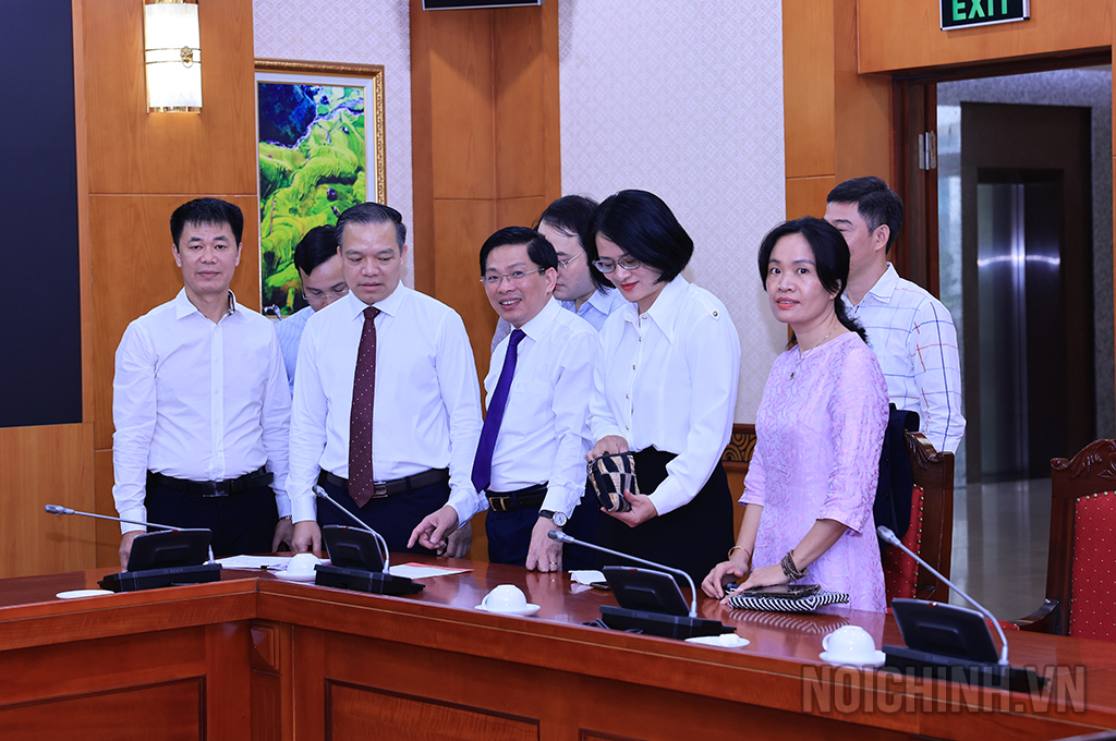 Đồng chí Đặng Văn Dũng, Phó Trưởng Ban, Bí thư Đảng ủy cơ quan Ban Nội chính Trung ương và các đảng viên làm thủ tục đổi Thẻ đảng viên