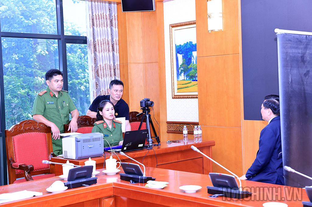 Công an phường Ba Đình, TP. Hà Nội làm thủ tục đổi Thẻ đảng viên