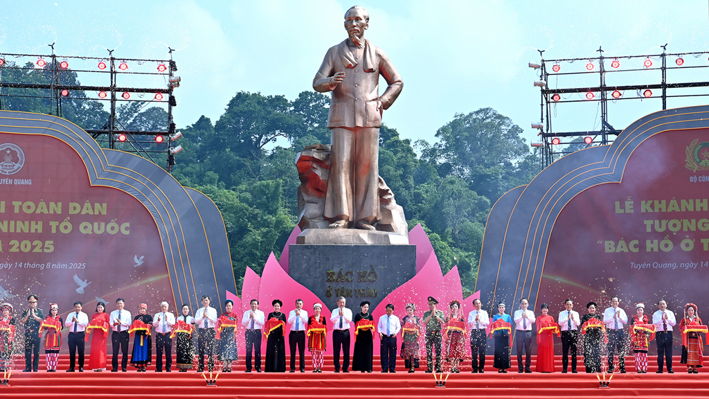 Đồng chí Tổng Bí thư Tô Lâm và các đồng chí lãnh đạo Đảng, Nhà nước thực hiện nghi thức khánh thành Tượng đài “Bác Hồ ở Tân Trào” tại xã Tân Trào, tỉnh Tuyên Quang