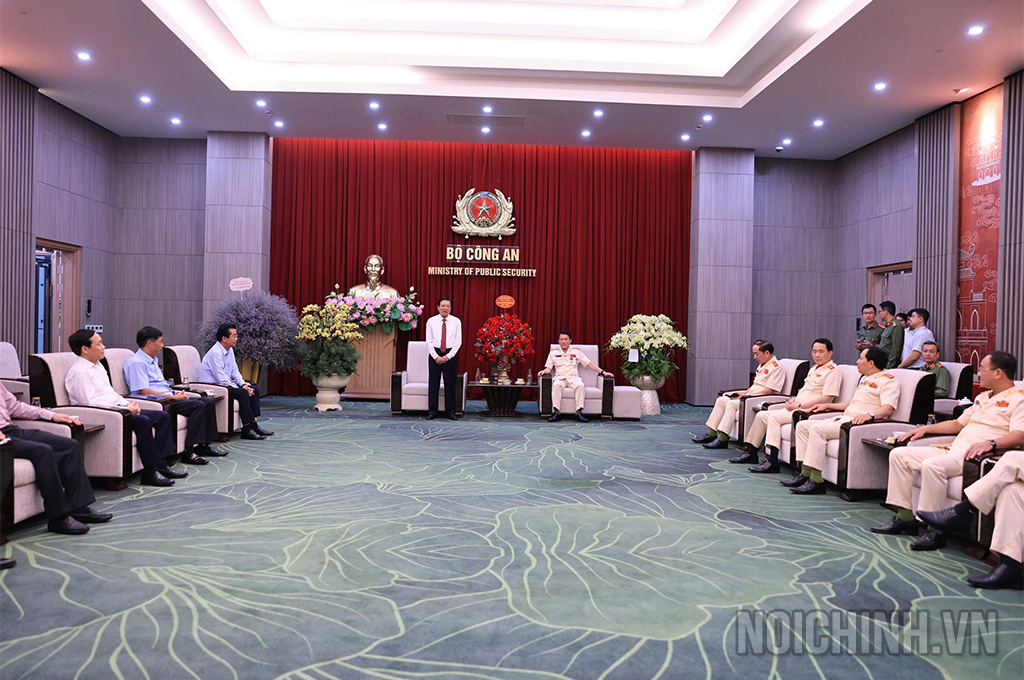 Đồng chí Phan Đình Trạc, Ủy viên Bộ Chính trị, Bí thư Trung ương Đảng, Trưởng Ban Nội chính Trung ương phát biểu chúc mừng lãnh đạo cùng cán bộ, chiến sỹ Bộ Công an