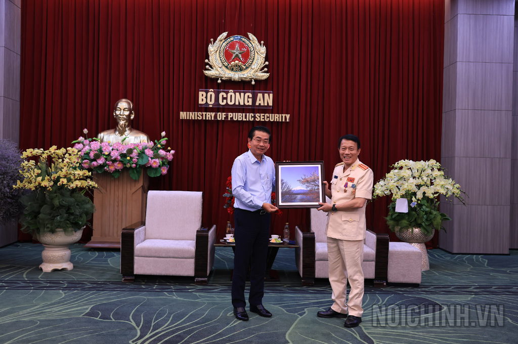Đồng chí Võ Văn Dũng, Ủy viên Trung ương Đảng, Phó Trưởng ban Thường trực tặng Bức tranh chúc mừng đồng chí Bộ trưởng và cán bộ, chiến sỹ Bộ Công an
