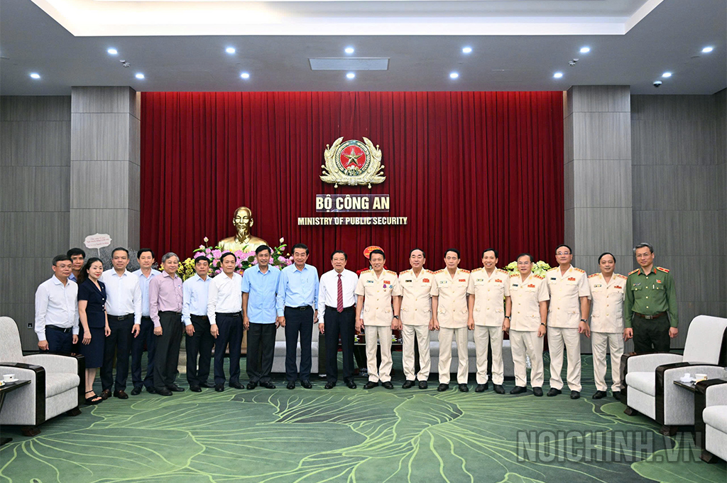 Đoàn lãnh đạo, cán bộ Ban Nội chính Trung ương chụp ảnh với lãnh đạo Bộ Công an