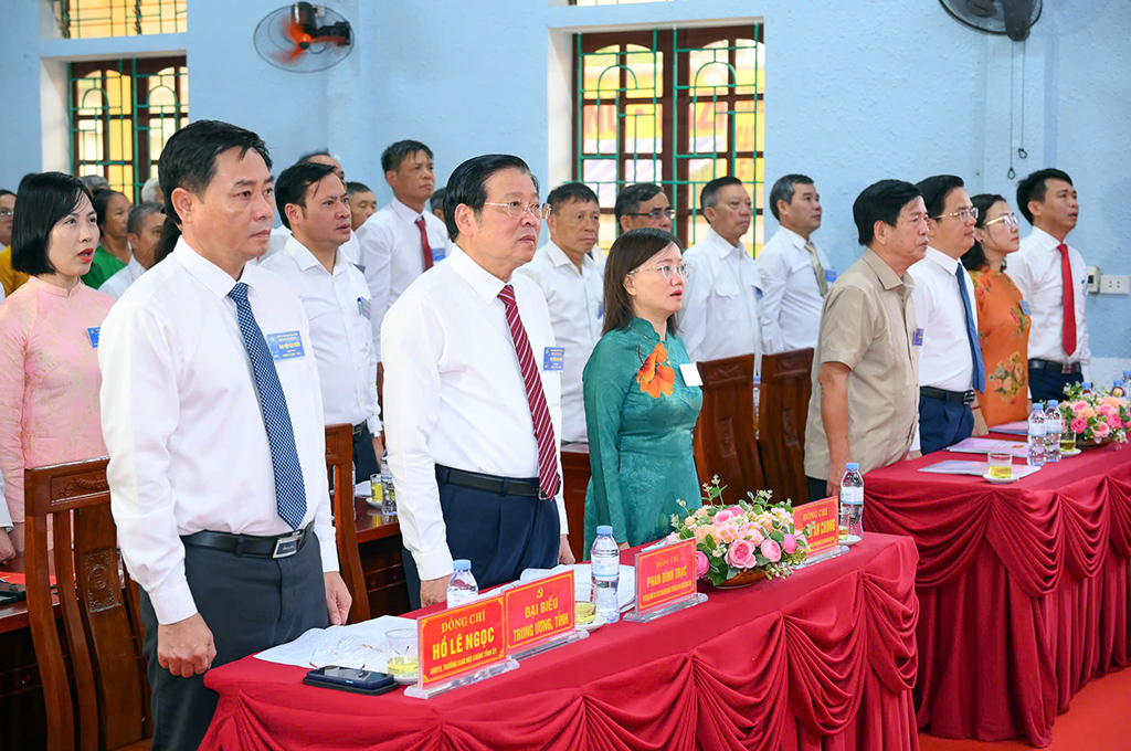 Đồng chí Phan Đình Trạc, Ủy viên Bộ Chính trị, Bí thư Trung ương Đảng, Trưởng Ban Nội chính Trung ương cùng các đại biểu thực hiện nghi thức chào cờ