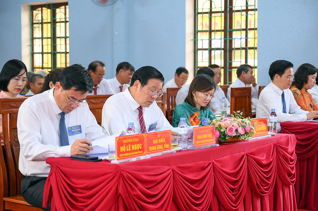 Đồng chí Phan Đình Trạc, Ủy viên Bộ Chính trị, Bí thư Trung ương Đảng, Trưởng Ban Nội chính Trung ương cùng các đại biểu các đại biểu dự Đại hội