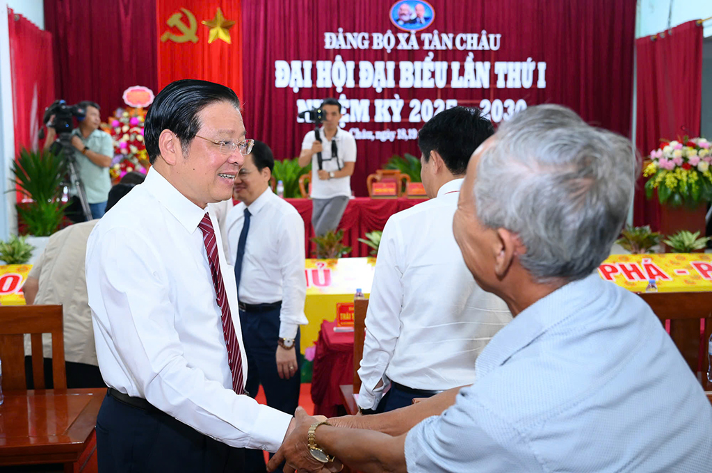 Đồng chí Phan Đình Trạc, Ủy viên Bộ Chính trị, Bí thư Trung ương Đảng, Trưởng Ban Nội chính Trung ương cùng các đại biểu các đại biểu dự Đại hội