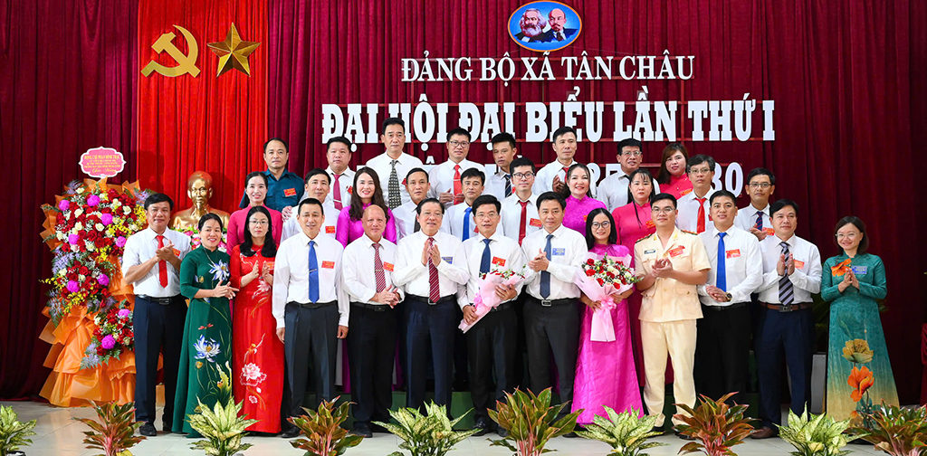 Đồng chí Phan Đình Trạc, Ủy viên Bộ Chính trị, Bí thư Trung ương Đảng, Trưởng Ban Nội chính Trung ương tặng Hoa chúc mừng Ban Chấp hành Đảng bộ xã Tân Châu nhiệm kỳ 2025 - 2030 