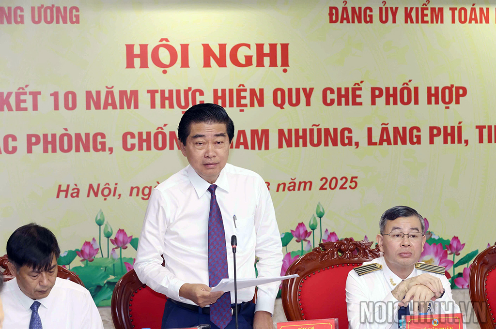 Đồng chí Võ Văn Dũng, Ủy viên Trung ương Đảng, Phó Trưởng ban Thường trực Ban Nội chính Trung ương điều hành thảo luận tại Hội nghị