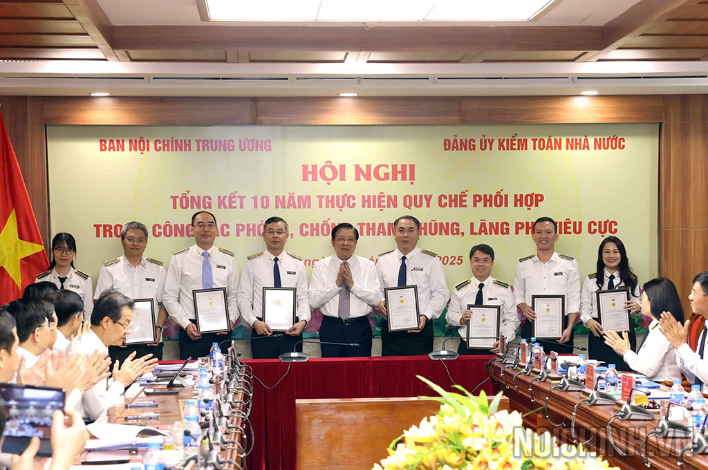 Đồng chí Phan Đình Trạc, Ủy viên Bộ Chính trị, Bí thư Trung ương Đảng, Trưởng Ban Nội chính Trung ương tặng Kỷ niệm chương “Vì sự nghiệp Nội chính Đảng” cho các đồng chí lãnh đạo, cán bộ Kiểm toán Nhà nước