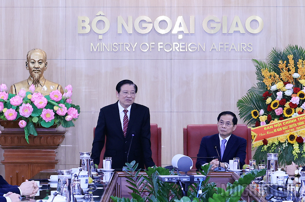 Đồng chí Phan Đình Trạc, Ủy viên Bộ Chính trị, Bí thư Trung ương Đảng, Trưởng Ban Nội chính Trung ương chúc mừng Bộ Ngoại giao