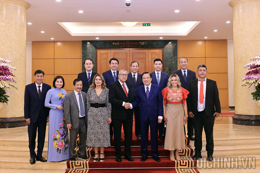 Hai bên chụp ảnh lưu niệm