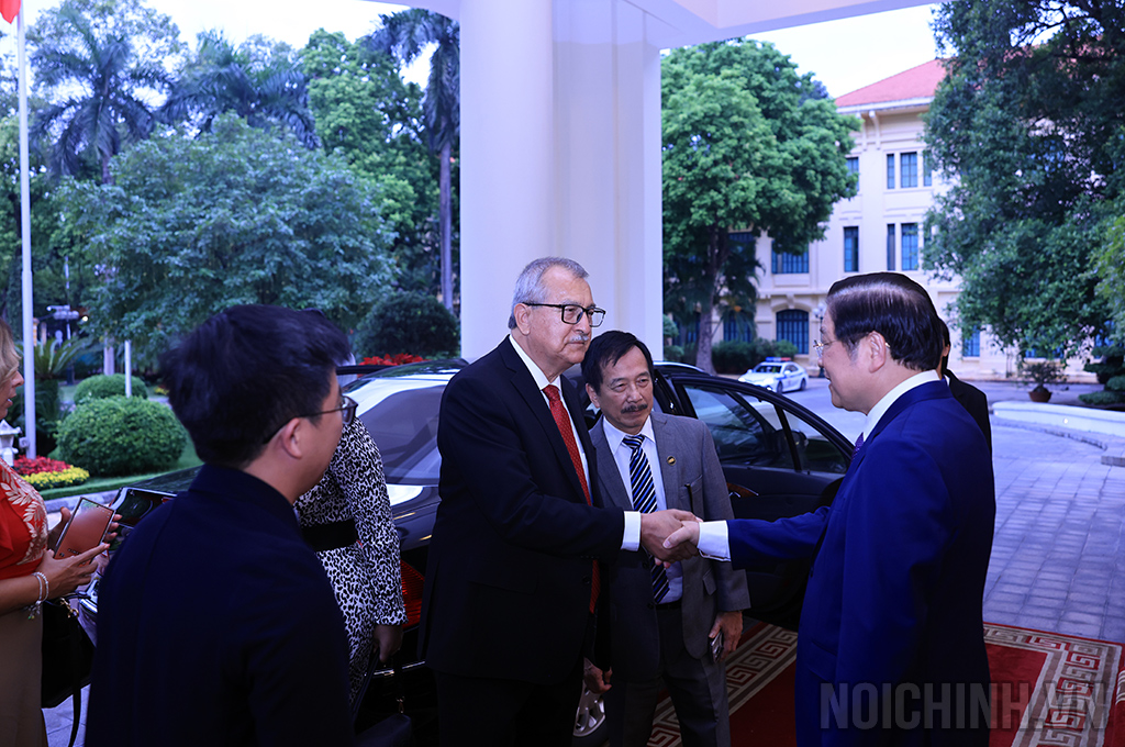 Đồng chí Phan Đình Trạc chào từ biệt đồng chí Pedro Vazquez Gonzalez và Đoàn đại biểu