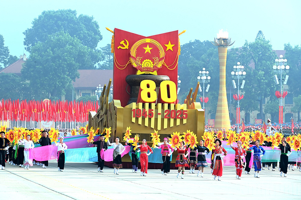 Biểu tượng 80 năm Cách mạng tháng Tám và Quốc khánh nước Cộng hòa xã hội chủ nghĩa Việt Nam tiến vào Lễ đài