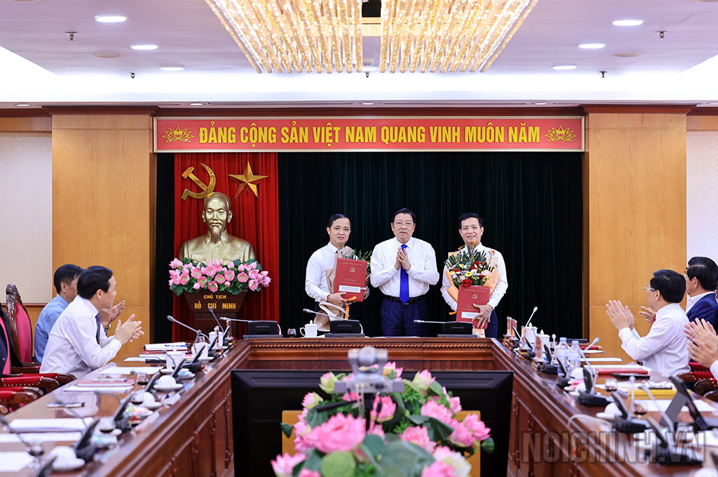 Đồng chí Phan Đình Trạc, Ủy viên Bộ Chính trị, Bí thư Trung ương Đảng, Trưởng Ban Nội chính Trung ương trao Quyết định và tặng hoa chúc mừng đồng chí Nguyễn Đại Nghĩa, Vụ trưởng Vụ Địa phương I và đồng chí Nguyễn Xuân Trường Vụ trưởng Vụ Cơ quan nội chính