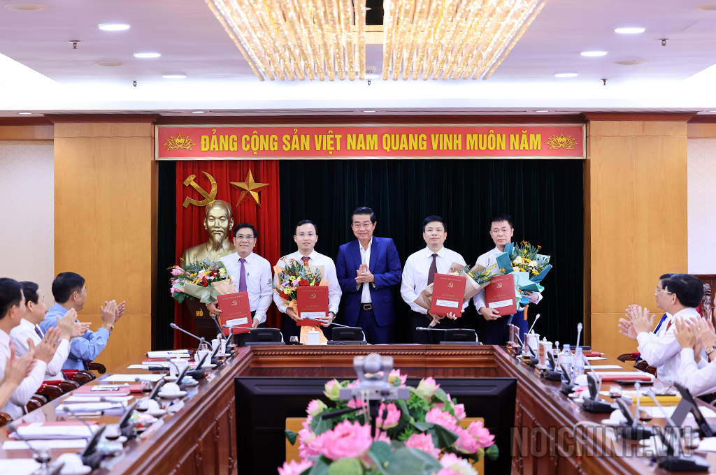 Đồng chí Võ Văn Dũng, Ủy viên Trung ương Đảng, Phó Trưởng Ban Nội chính Trung ương trao Quyết định và tặng hoa chúc mừng các đồng chí Phó Vụ trưởng