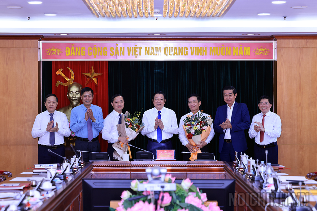 Các đồng chí lãnh đạo Ban Nội chính Trungn ương chúc mừng đồng chí Nguyễn Đại Nghĩa, Vụ trưởng Vụ Địa phương I và đồng chí Nguyễn Xuân Trường, Vụ trưởng Vụ Cơ quan nội chính