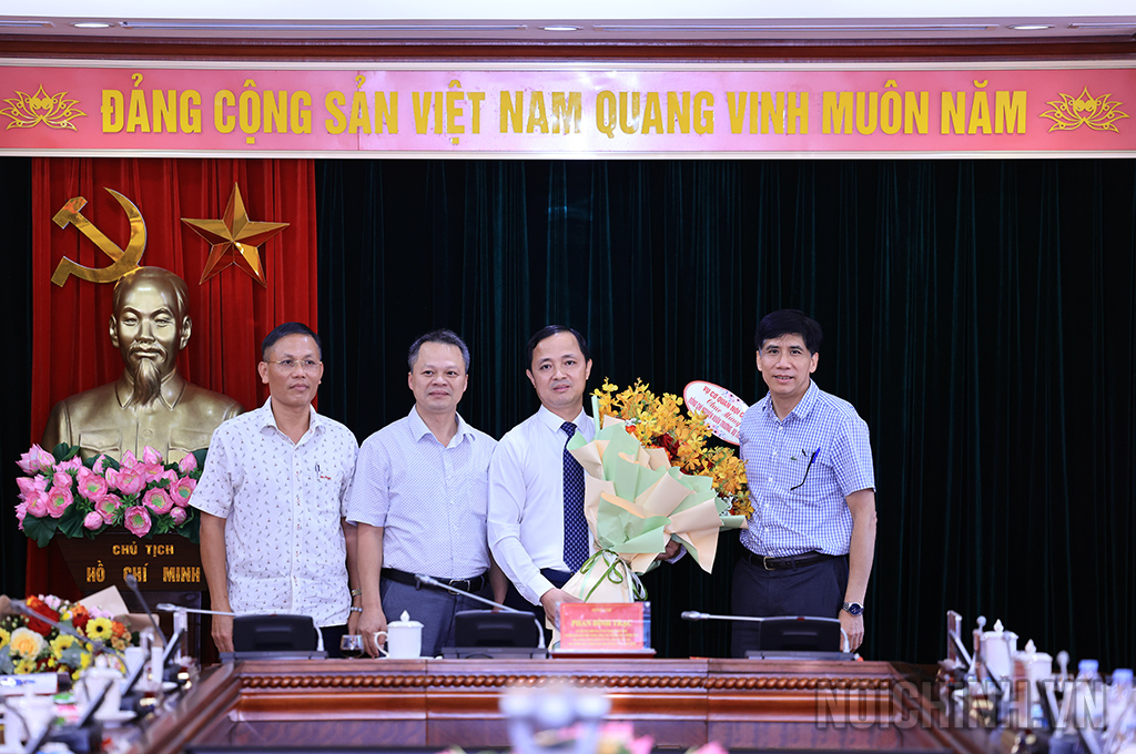 Lãnh đạo Vụ Cơ quan nội chúc mừng đồng chí Nguyễn Xuân Trường, Vụ trưởng Vụ Cơ quan nội chính