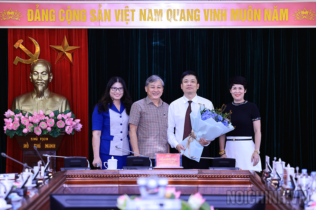 Lãnh đạo Vụ Theo dõi công tác phòng, chống tham nhũng, lãng phí, tiêu cực chúc mừng đồng chí Trần Anh Tuấn, Phó Vụ trưởng Vụ Địa phương I
