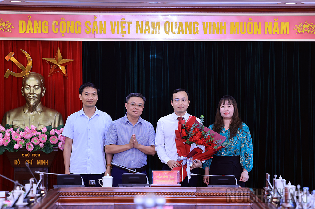 Lãnh đạo Vụ Nghiên cứu tổng hợp chúc mừng đồng chí Nguyễn Duy Nga, Phó Vụ trưởng Vụ Nghiên cứu tổng hợp, kiêm giúp việc đồng chí Phó Trưởng Ban