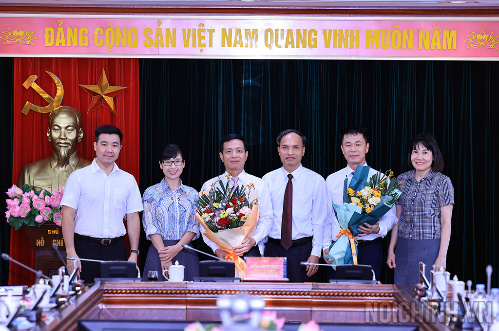 Lãnh đạo Văn phòng Ban chúc mừng đồng chí Nguyễn Đại Nghĩa, Vụ trưởng Vụ Địa phương I và đồng chí Nguyễn Văn Toàn, Phó Chánh Văn phòng Ban