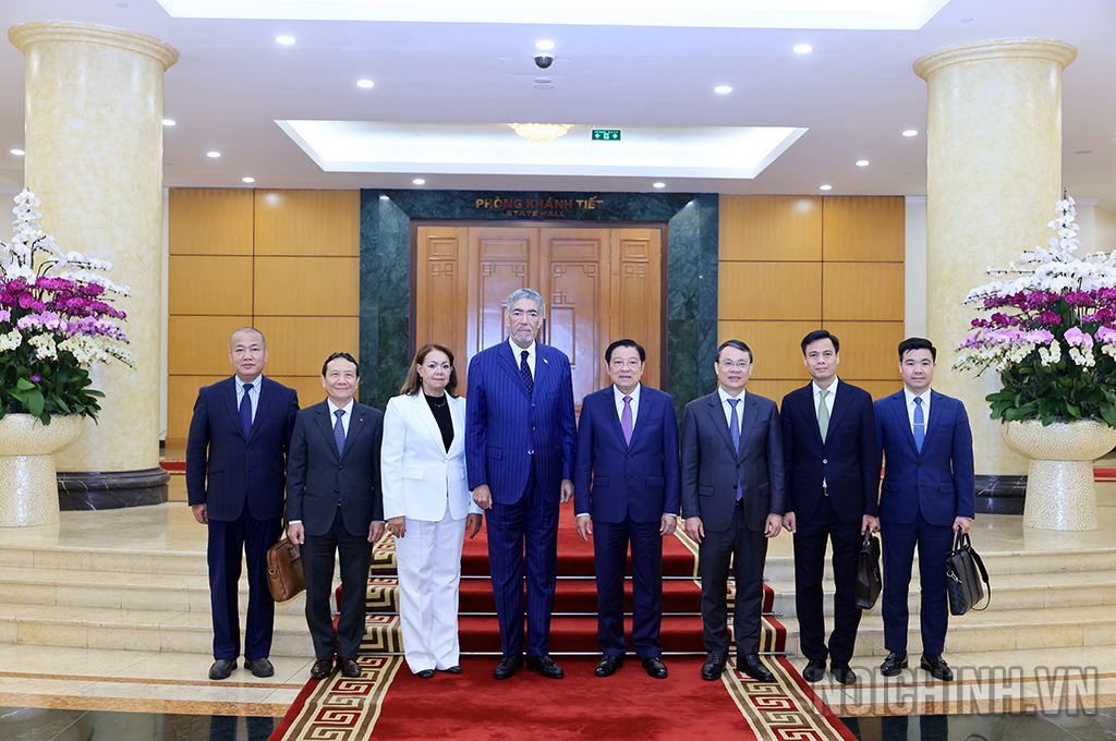 Hai bên chụp ảnh lưu niệm