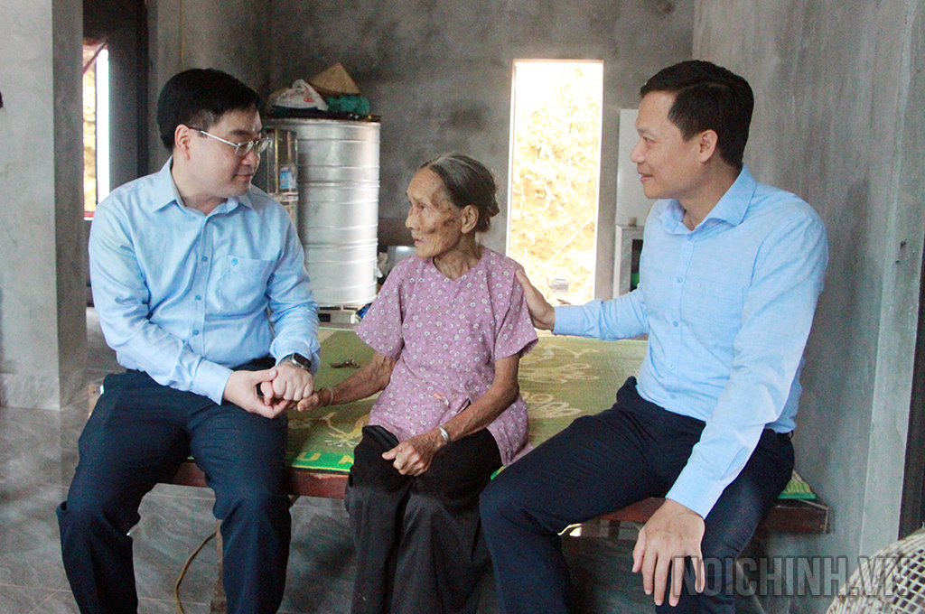 Đồng chí Quách Thế Ngọc, Ủy viên Ban thường vụ, Trưởng Ban Nội chính Tỉnh ủy Phú Thọ và Bí thư Đảng uỷ xã Tân Sơn thăm hỏi động viên cụ Nguyễn Thị Mày là vợ liệt sỹ, mẹ của ông Nguyễn Đức Vui