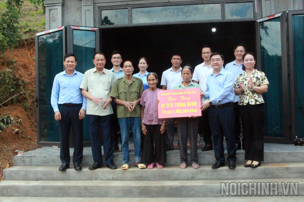 Đồng chí Quách Thế Ngọc, Ủy viên Ban thường vụ, Trưởng Ban Nội chính Tỉnh ủy Phú Thọ và lãnh đạo Đảng ủy xã Tân Sơn trao quà tặng gia đình ông Nguyễn Đức Vui