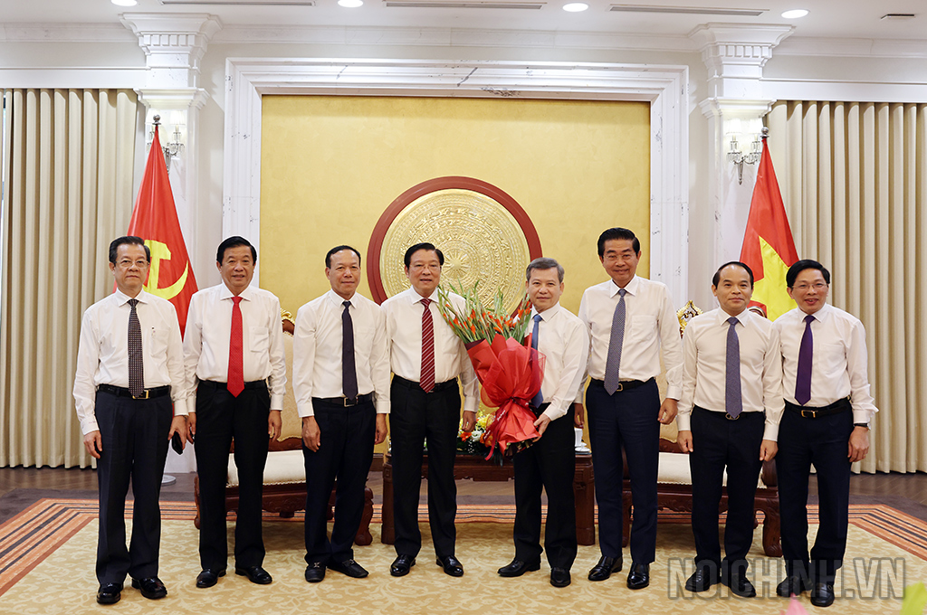 Đồng chí Phan Đình Trạc, Uỷ viên Bộ Chính trị, Bí thư Trung ương Đảng, Trưởng Ban Nội chính Trung ương cùng tập thể lãnh đạo Ban Nội chính Trung ương chụp ảnh lưu niệm cùng tập thể lãnh đạo Toà án nhân dân tối cao