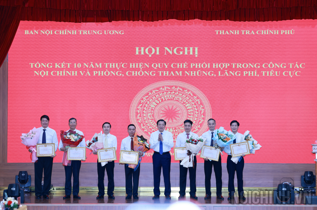 Đồng chí Phan Đình Trạc, Ủy viên Bộ Chính trị, Bí thư Trung ương Đảng, Trưởng Ban Nội chính Trung ương trao Bằng khen tặng các tập thể và cá nhân của Thanh tra Chính phủ có thành tích xuất sắc trong công tác phối hợp