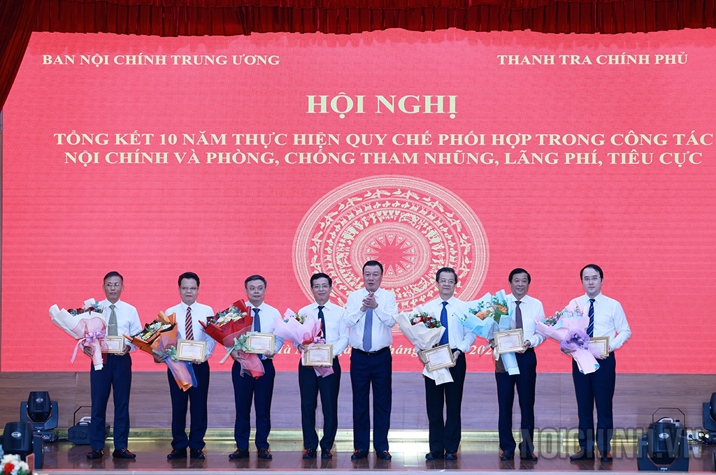 Đồng chí Đoàn Hồng Phong, Ủy viên Trung ương Đảng, Bí thư Đảng ủy, Tổng Thanh tra Chính phủ trao Kỷ niệm chương “Vì sự nghiệp Thanh tra” tặng các cá nhân Ban Nội chính Trung ương