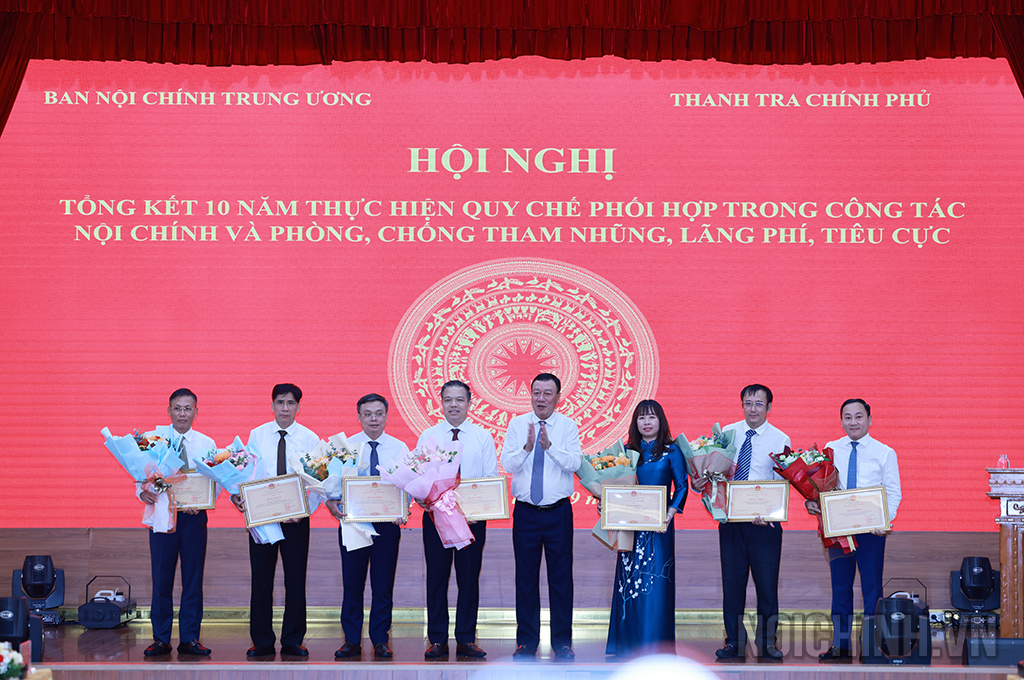 Đồng chí Đoàn Hồng Phong, Ủy viên Trung ương Đảng, Bí thư Đảng ủy, Tổng Thanh tra Chính phủ trao Bằng khen tặng các tập thể và cá nhân có thành tích xuất sắc trong công tác phối hợp