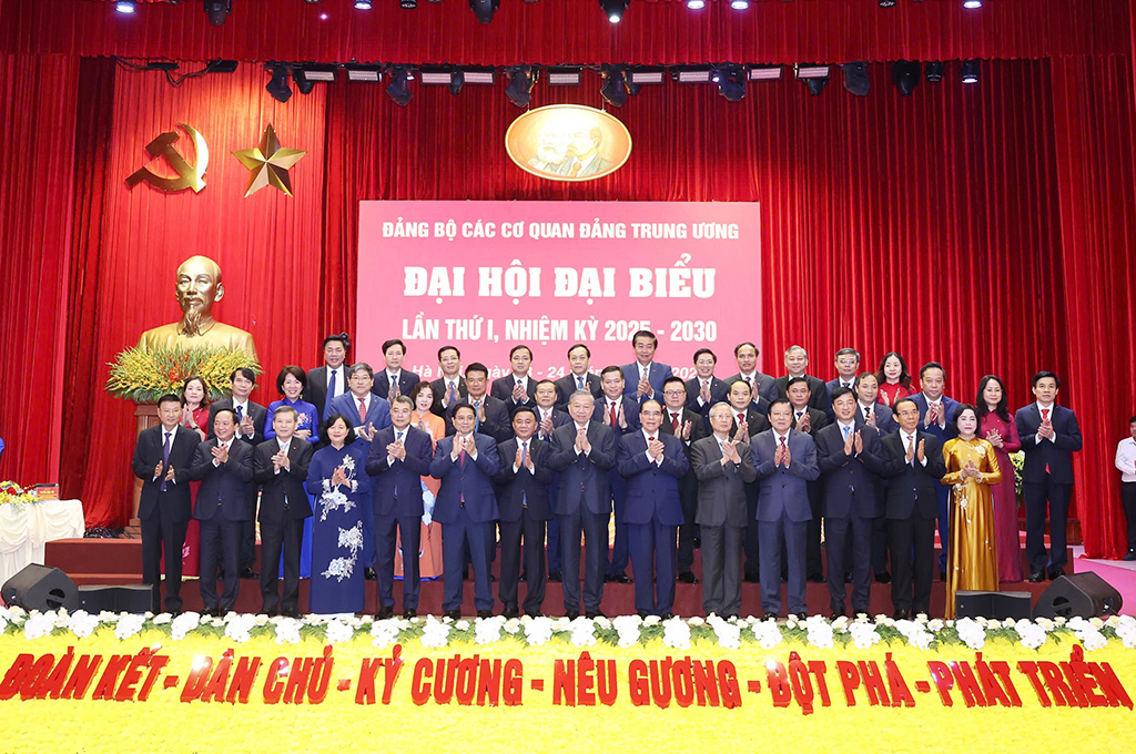 Đoàn đại biểu Ban Nội chính Trung ương chụp ảnh lưu niệm với các đồng chí lãnh đạo Đảng, Nhà nước