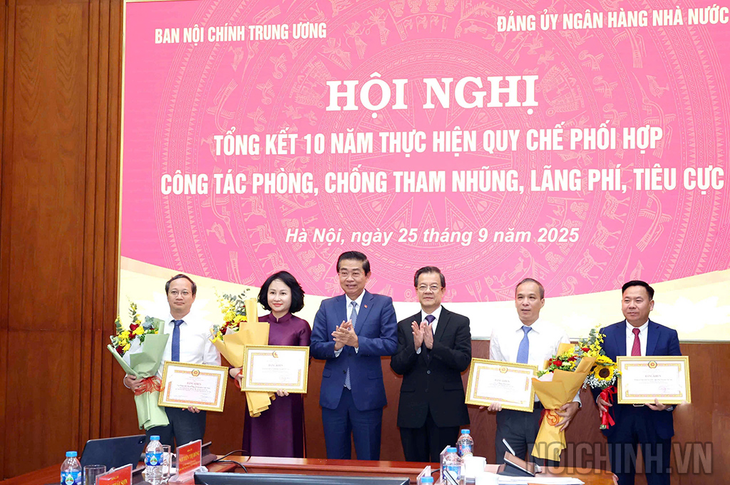 Các đồng chí Võ Văn Dũng, Phó Trưởng ban Thường trực Ban Nội chính Trung ương, Ủy viên Ban Chỉ đạo; Lê Hồng Quang, Ủy viên Trung ương Đảng, Phó Trưởng Ban Nội chính Trung ương trao Bằng khen của Trưởng Ban Nội chính Trung ương và tặng hoa chúc mừng tập thể và cá nhân của Ngân hàng Nhà nước có thành tích xuất sắc trong công tác phối hợp