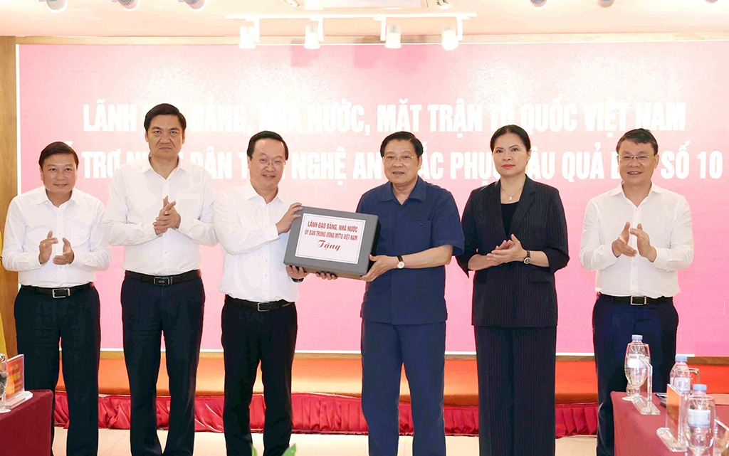 Đồng chí Phan Đình Trạc, Ủy viên Bộ Chính trị, Bí thư Trung ương Đảng, Trưởng Ban Nội chính Trung ương trao quà hỗ trợ cho Đảng bộ, chính quyền và nhân dân tỉnh Nghệ An