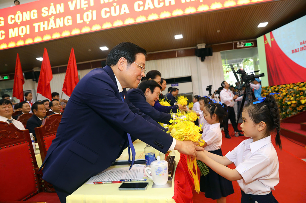 Các cháu thiếu nhi tặng hoa chúc mừng đồng chí Phan Đình Trạc, Ủy viên Bộ Chính trị, Bí thư Trung ương Đảng, Trưởng Ban Nội chính Trung ương