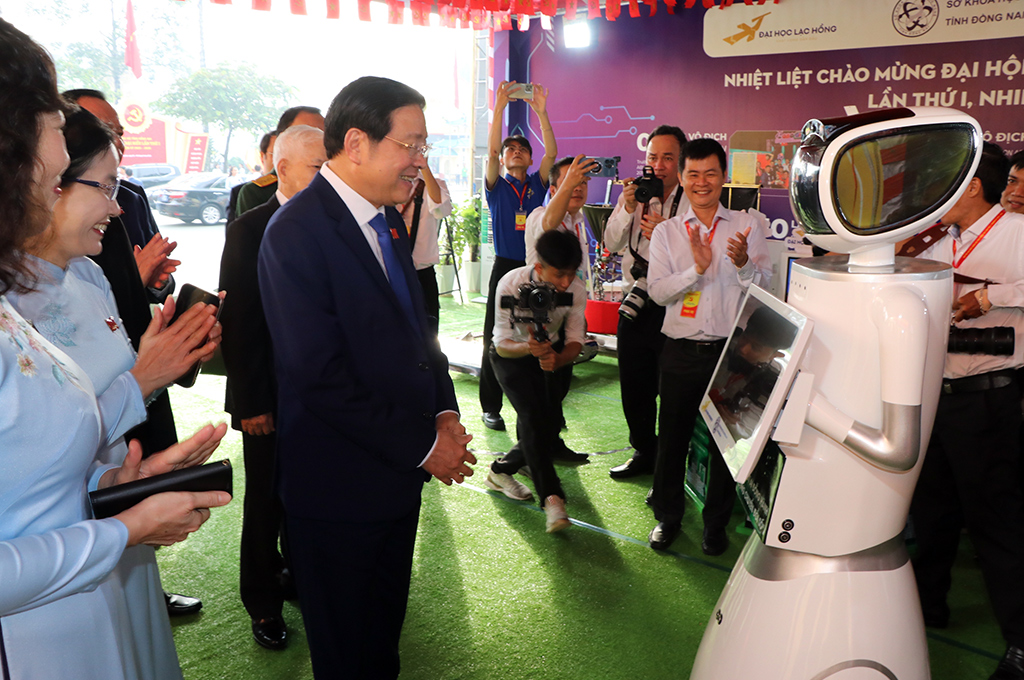 Đồng chí Phan Đình Trạc, Ủy viên Bộ Chính trị, Bí thư Trung ương Đảng, Trưởng Ban Nội chính Trung ương tham quan trưng bày chào mừng Đại hội