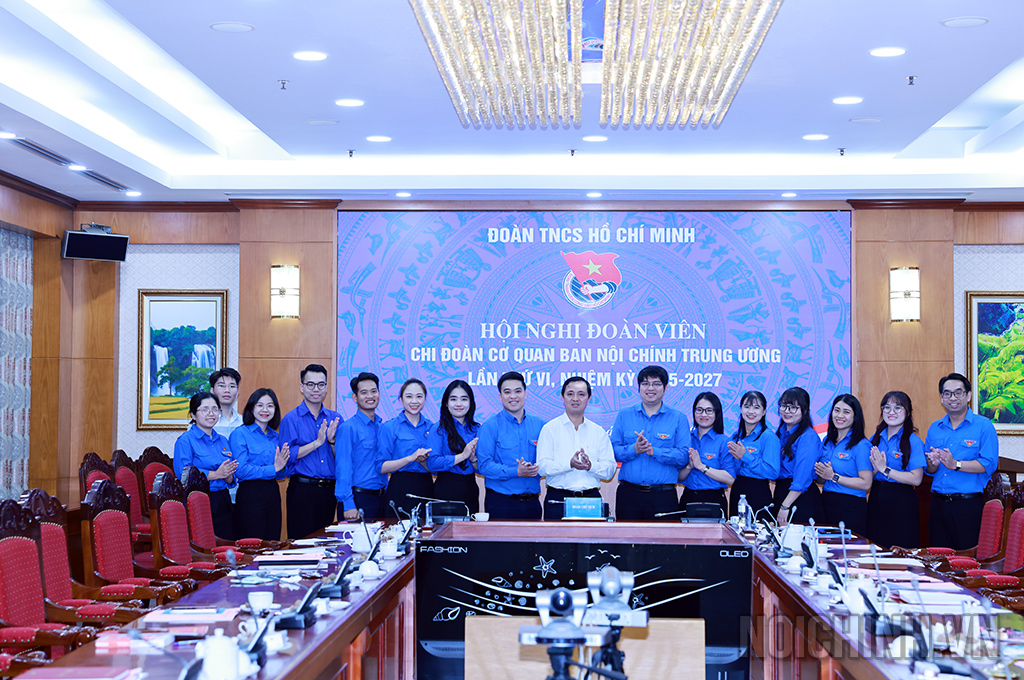 Các đại biểu dự Hội nghị chụp ảnh lưu niệm