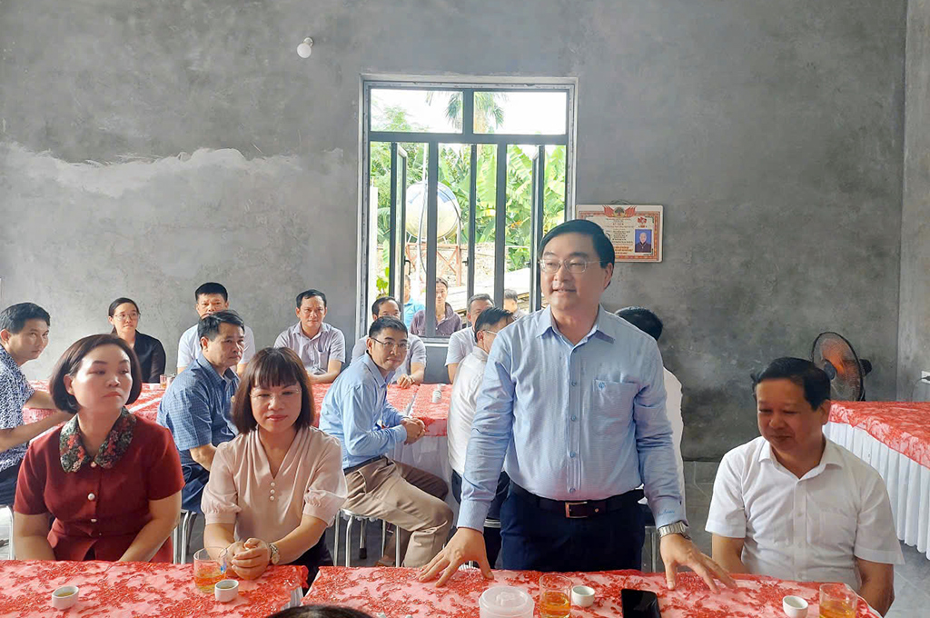 Đồng chí Quách Thế Ngoc, Ủy viên Ban Thường vụ Tỉnh ủy, Trưởng Ban Nội chính Tỉnh ủy Phú Thọ phát biểu tại Lễ bàn giao nhà