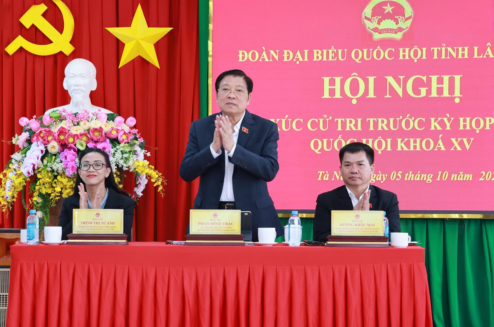 Đồng chí Phan Đình Trạc, Ủy viên Bộ Chính trị, Bí thư Trung ương Đảng, Trưởng Ban Nội chính Trung ương cùng các đại biểu Quốc hội tiếp xúc cử tri xã Tà Năng, tỉnh Lâm Đồng