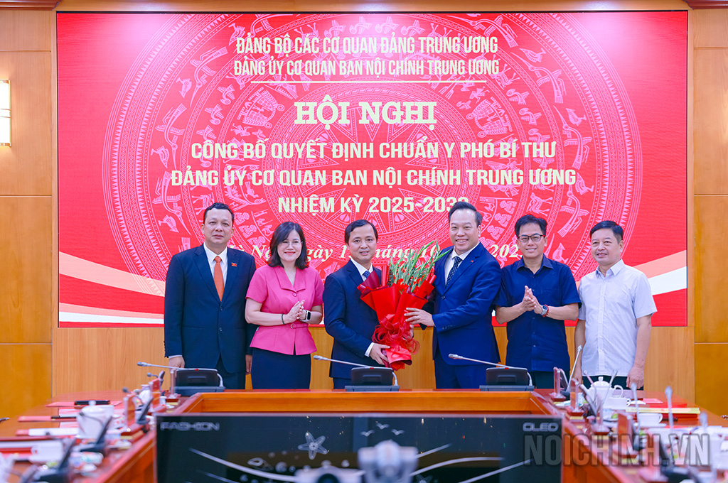 Các đồng chí đại diện Đảng ủy các cơ quan Đảng Trung ương và đại diện Văn phòng Trung ương Đảng, Ủy ban kiểm tra Trung ương và Ban Tổ chức Trung ương chúc mừng đồng chí Nguyễn Xuân Trường