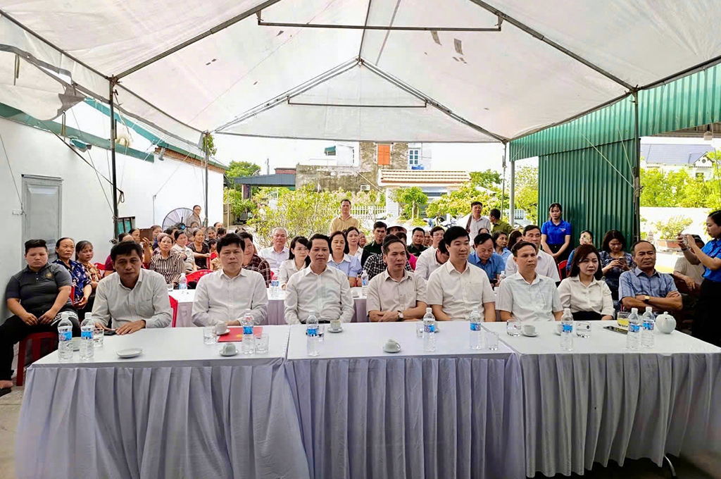 Các đại biểu tham dự Lễ khánh thành, bàn giao nhà Đại đoàn kết