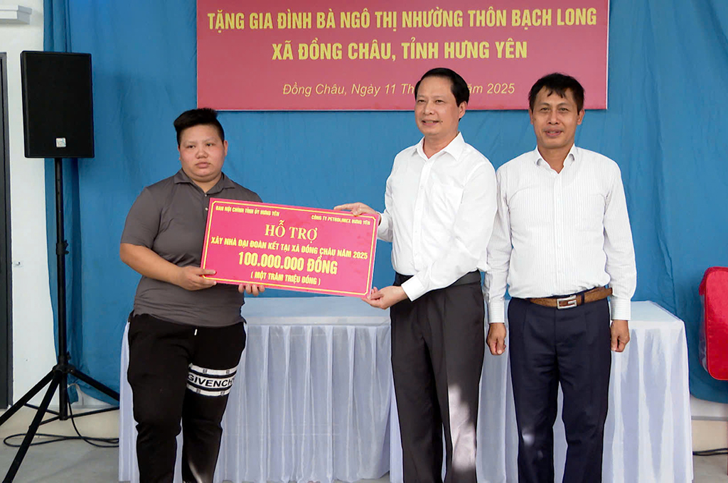 Đồng chí Hoàng Thái Phúc, Ủy viên Ban Thường vụ Tỉnh ủy, Trưởng Ban Nội chính Tỉnh ủy trao kinh phí hỗ trợ cho Bà Ngô Thị Nhường