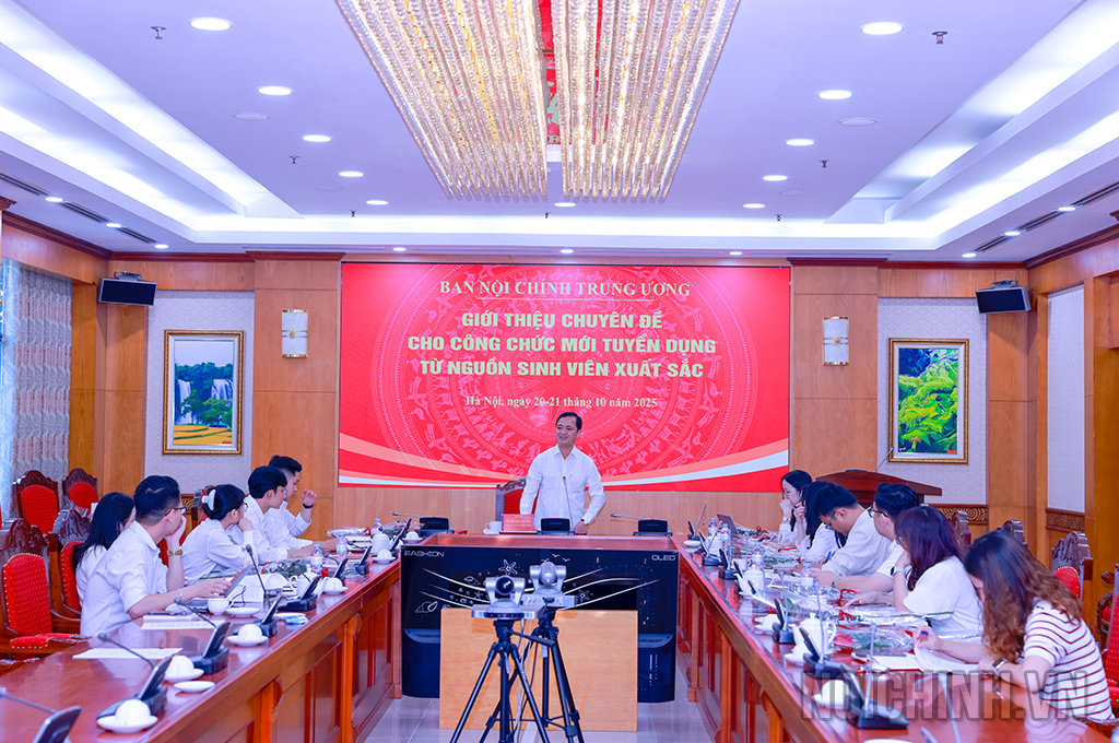 Đồng chí Nguyễn Xuân Trường, Vụ trưởng Vụ Cơ quan nội chính trình bày chuyên đề tại Hội nghị