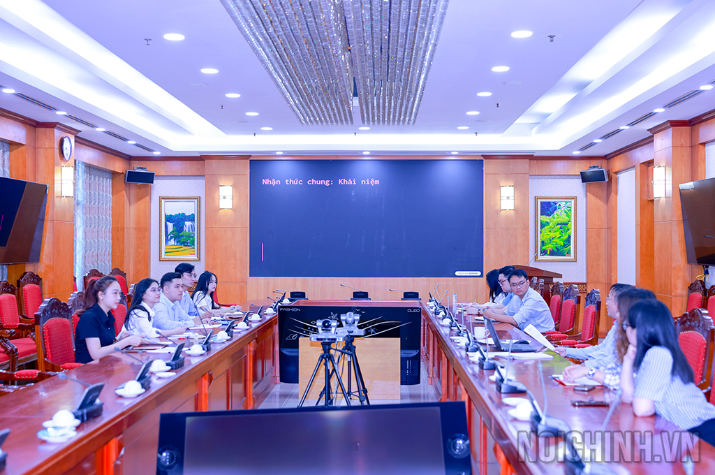 Đồng chí Mai Xuân Bình, Phó Vụ trưởng Vụ Theo dõi xử lý các vụ án, vụ việc trình bày chuyên đề tại Hội nghị