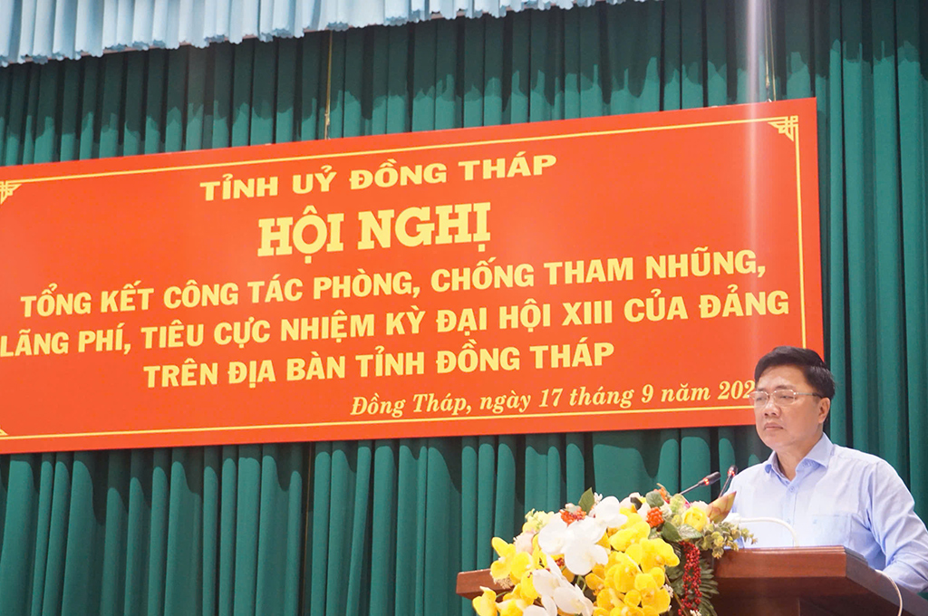 Đồng chí Trần Hoàng Kiếm, Vụ Trưởng Vụ Địa phương III, Ban Nội chính Trung ương phát biểu tại Hội nghị