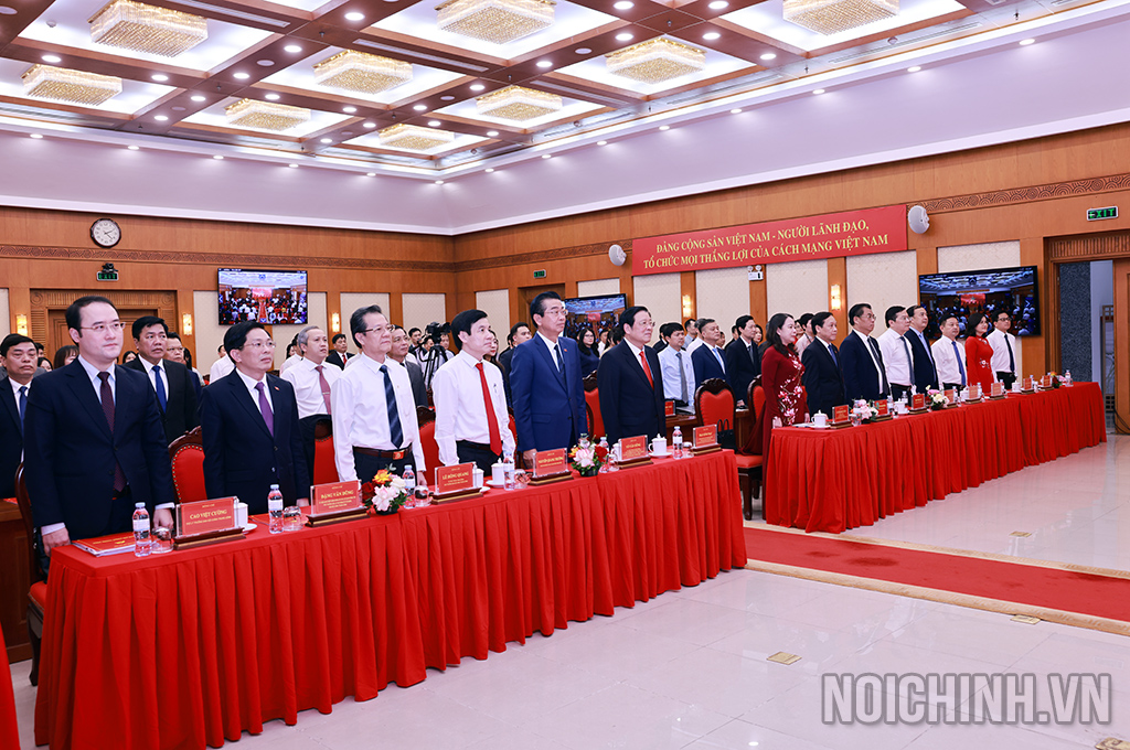 Đại biểu dự Đại hội làm Lễ chào Cờ