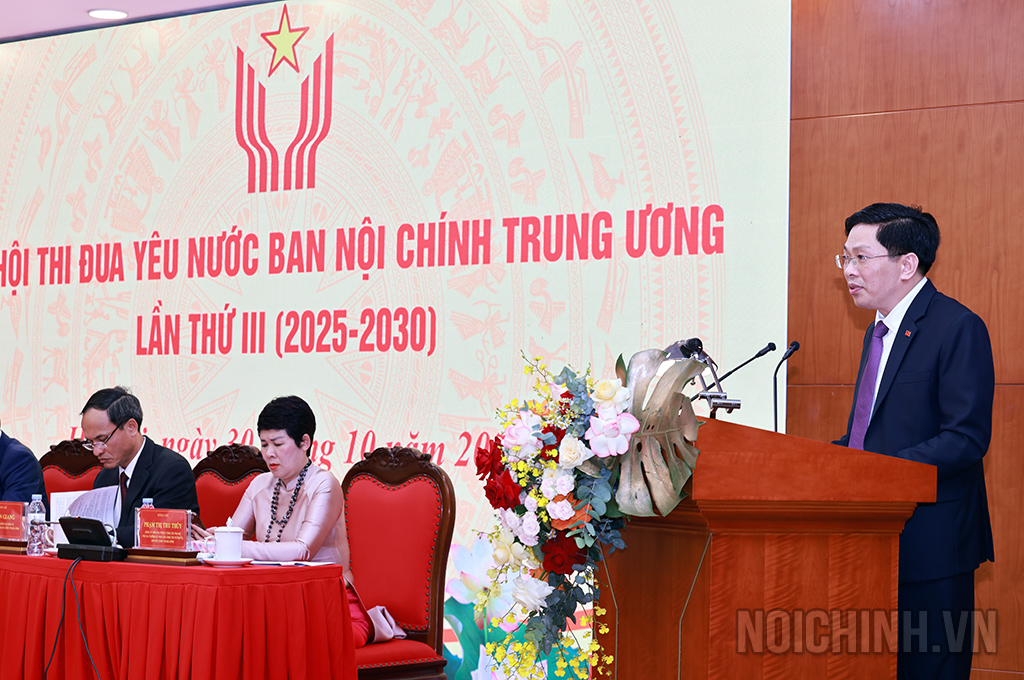 Đồng chí Đặng Văn Dũng, Phó Trưởng Ban Nội chính, Phó Trưởng Ban, Bí thư Đảng ủy cơ quan Ban Nội chính Trung ương trình bày báo cáo tại Đại hội